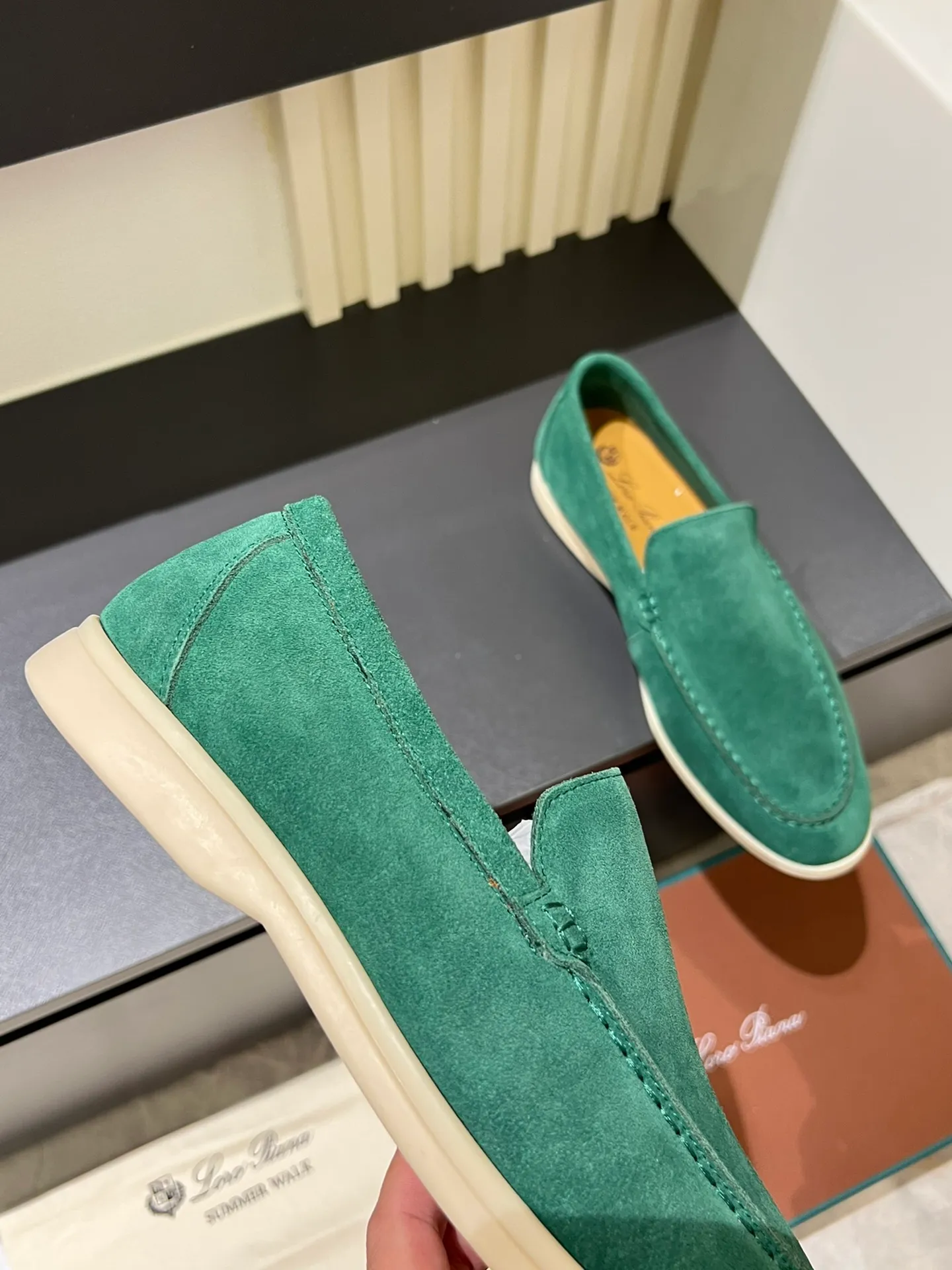 Men's shoes 💰p360 "Loro men's shoes 💰pian'*" Classic L men's shoes for couples 💰p Top version British flat loafers, a must-have item in old money style, the minimalist design is eye-catching and durable, a plus point for dressing The soft foot feel and texture are outstanding. They don’t scratch your feet and are very nice. They are matched with soft and waxy soles. They can be worn daily for a long time without getting tired. They are easy to wear, versatile and classic items, with perfect foot feel and texture! Imported cashmere fabric, the lining is made of imported A-grade water-dyed cow lining, the top version of the genuine leather midsole is sewn with pure handmade mark thread! Size: Female 35-40 (34. Customized) Male 38-44 (45.46. Customized)